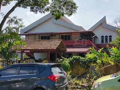 2 storey old bungalow RM2.4M NEGO UNTIL LETGO