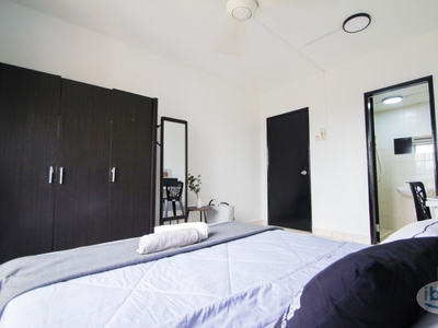Female Unit Master room for rent at with private bathroom at Palm spring @ Damansara