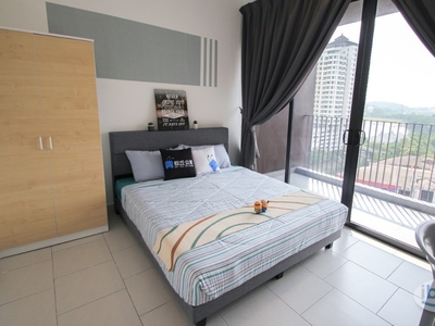 Lake View Balcony Queen bedroom at Astetica Residences @ Seri kembangan