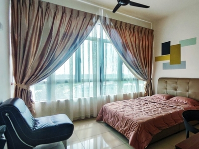 Luxury Queen sized bed Middle room, window with unblocked view @ D'Summit Residence, Johor Bahru