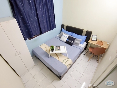 5Min ‍♂️ to MRT Mutiara Damansara Queen Bed Middle Room 1 station to One Utama Mall Free Wifi, Water and Electric