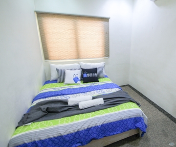 5MinWalk to SouthCityPlaza Private Bathroom Easy access to KTM Middle room Window and AC