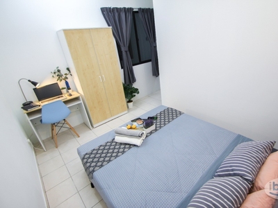 Fully Furnished Medium Queen bedroom with Aircond at Sri Putramas 1 Condominium, Jalan Kuching