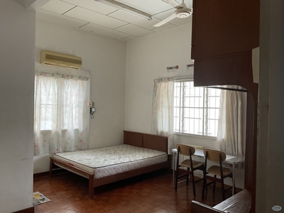 Fully furnished single room with attached bathroom, AC, carpark space in bungalow hse at Bkt Baru near GH Melaka, Batu Berendam Ind & Melaka Central.