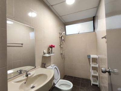 Master room with bathroom at PV12 Setapak. Fully furnished. Privacy. Free wifi. walking distance Setapak Central. Near PV15/PV16/PV128/Danau Kota/AEON