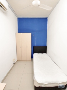 Room with Doorsteps to Mall & restaurant Single Room with Aircond Free Wifi, Water bill and Electric