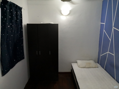 10Min walk to HelpCampus Single Room 12min to SubangAirport Free Wifi, Water and Electric Single room available
