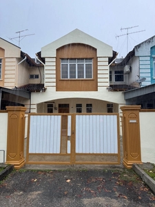 Kulai Taman Putri Double Storey House / 5bed 3bath Partially Furnished / Guarded & Gated