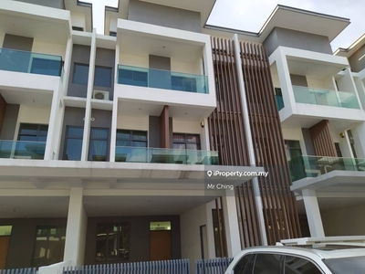 Partially Furnished 3storey Reflextion Villa Puchong Bandar Nusaputra