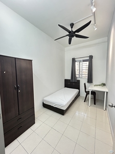 Small room in females unit for rent at Residensi Laguna condo, Bandar Sunway