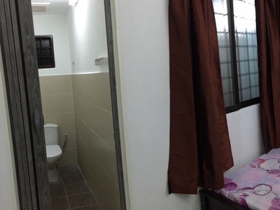 Ss2 Aircond room w own toilet - 2 mins walk to LRT Taman Bahagia