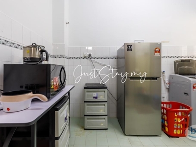 Fully Furnished, WiFi Air con included, Cozy Middle Room for RENT at Pusat Bandar Puchong, Puchong