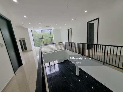 Luxurious 8 Bedrooms Semi Detached House in Villa Manja for Sale