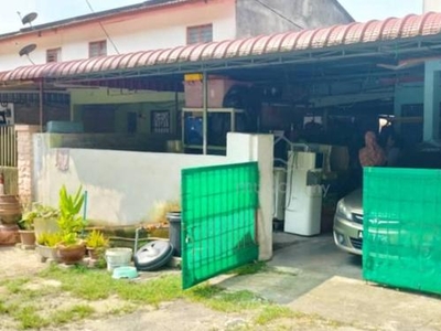 Rumah dua tingkat di sungai siput(u)