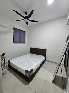 Comfy Middle Room - Fully Furnished | 7 mins walking distance to KTM Station | Free High Speed WIFI