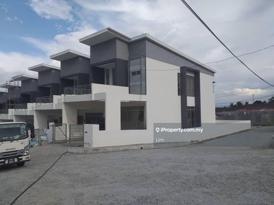 Rumah Teres Dua Tingkat ( Corner ) di Serdang