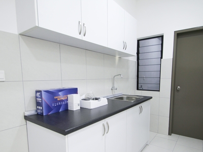 5 mins waling distance to Serdang KTM, Master Room at Astetica Residences, Seri Kembangan