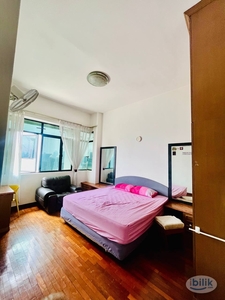 Experience Convenience ‍♂️ : Master Bedroom With Private Bath Only 2 Min Walk To LRT PWTC & Sunway Putra Mall
