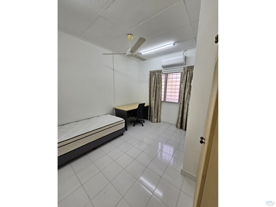 Middle Room at Damansara Jaya, Petaling Jaya