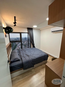 Middle Room With City View