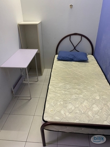 Single small Room （girl unit) at Avenue Crest, Shah Alam, Batu 3 , Sek 22. Near Glenmarie . 24 HOUR SECURITY !! Nearby have Giant and Tesco