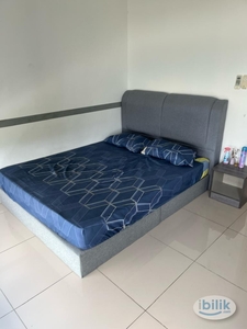 Air cond big Middle Room at Saville @ D'Lake, Puchong,-4km , 5min drive to small town ship with restaurants, clinic, mini mart, Uptown Puchong