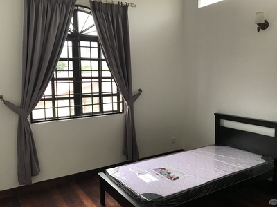 FEMALE ONLY FULLY FURNISHED SECTION 17 PJ MIDDLE ROOM FREE WIFI + UTILITIES