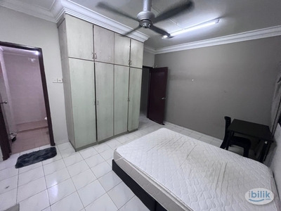 Nearby LRT Kelana Jaya Line Master room with bathroom at D'Aman Crimson @ Ara Damansara