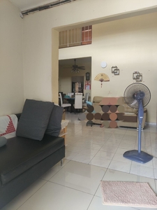 Charming 1 And A Half Storey House in Bandar Seri Alam For Sale