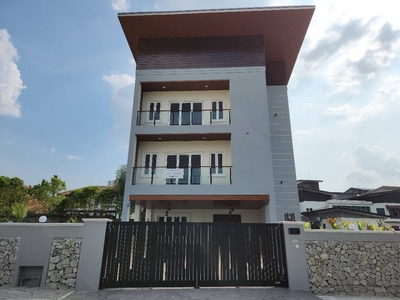 New Modern Design with pool 3 Storey Bungalow Country Heights Kajang for rent