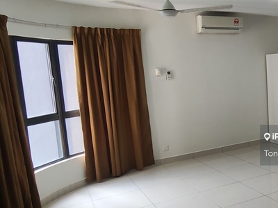 Studio unit with curtain airconds ceiling fans and water heater rent