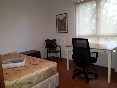 Comfy Middle Room for Male @Lee Garden Condo Near KLCC, KL City Centre