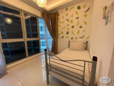 Beautiful Room With Free High Speed Wifi Walking Distance 3Min To KTM Putra