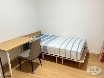Fully furnished middle bedroom at The Holmes with carpark