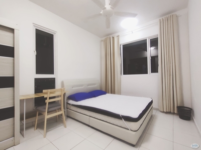 I-Santorini Master Bedroom with private toilet (500mbps) High Speed WiFi nearby Stairs Quay Georgetown Penang