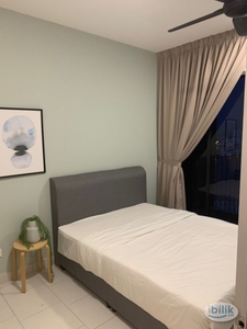 Middle Room at Astetica Residences, Seri Kembangan,.5 min Walking distance to The mines Shopping mall, and KtM serdang