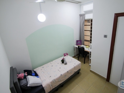SPACIOUS COMMON AREA FOR CHILL Vibrant Single Bed Room at Putra Heights, Subang Jaya