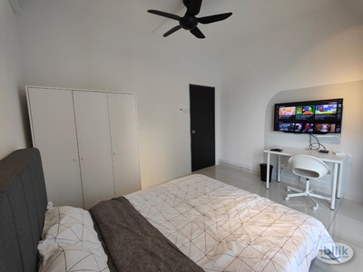 Balcony room with Smart TV . Allow ‍ ‍ . Included Utility Wifi Cleaning . ❌Agent Fee . 0️⃣Repair Cost