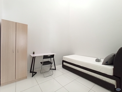 Bukit Indah Cozy and Big Single Aircond Room
