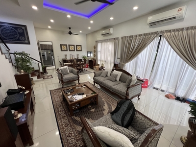 For rent/ CANAL GARDEN SOUTH HORIZON HILLS/ Double storey cluster house/ Partial furnished