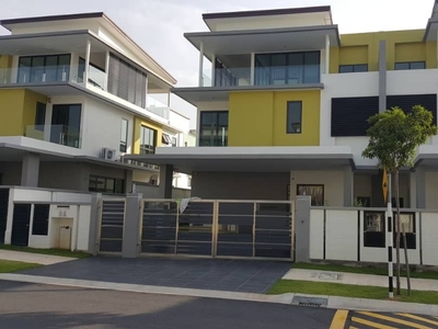 Luxurious 2 1/2 Storey Semi-Detached Residence in Saujana Duta Seremban 2 Heights