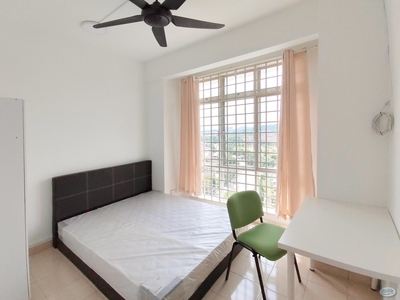 Middle Queen Room rent at Seri Atria Subang bestari near Help University, Kwas Damansara