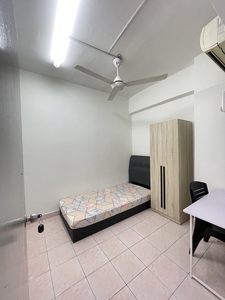 Vista Komanwel Single Room Fully Furnished With Aircon/Wifi