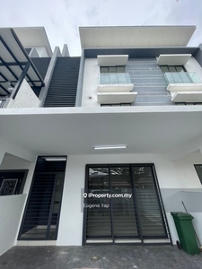 Freehold @ 3 Storey Link House For Rent