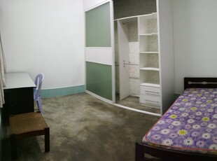 Fully furnished airconditioned middle room free WIFI free cleaning at Section 17 Petaling Jaya