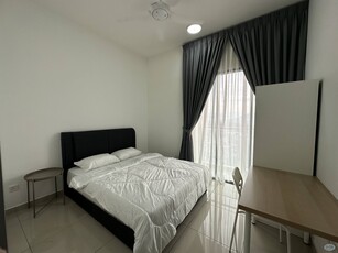New Parkland Spacious MIddle Room With Balcony,Mixed Gender,Direct Link With MRT Batu 11 Cheras Station