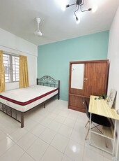 Nice medium size room in females unit at Residensi Laguna condo, Bandar Sunway