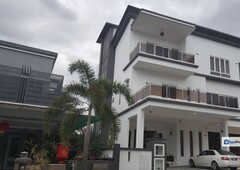 Freehold 3.5 Storey Bungalow With Lift For Sale