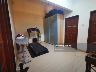 2.5 storey house comes with 5 rooms very clean & well kept move in