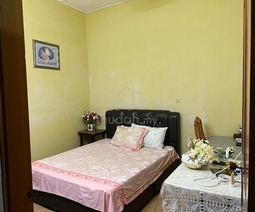 Queen Bed - Room for Indian Lady in Klang